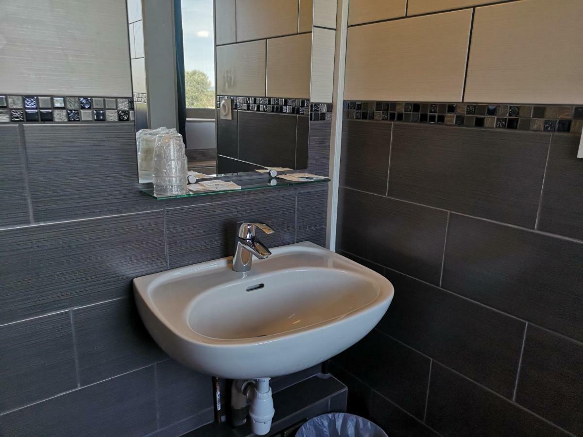 Hotel Triotel Ла Валет-дю-Вар Екстериор снимка